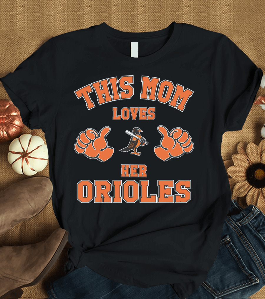 This Mom Loves Her Orioles Baseball Fan Thumbs Up T-Shirt