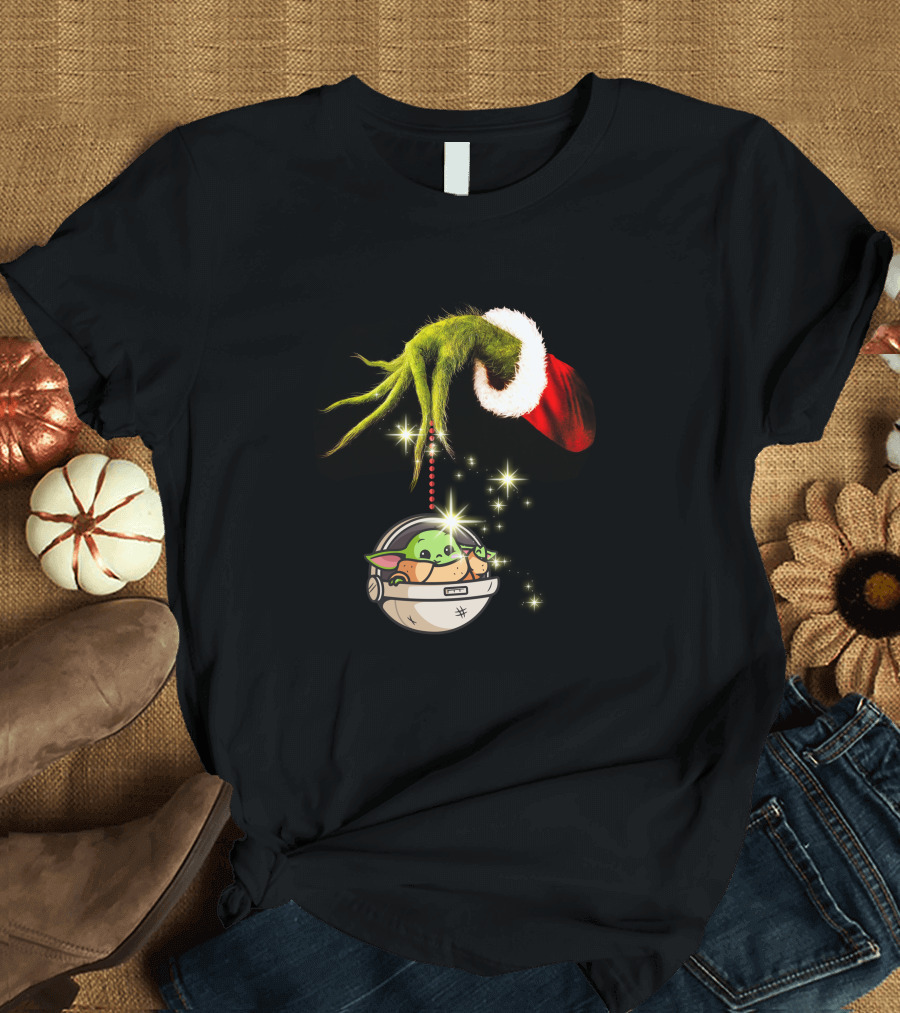 Grinch Hand Holding Baby Yoda Christmas T-Shirt