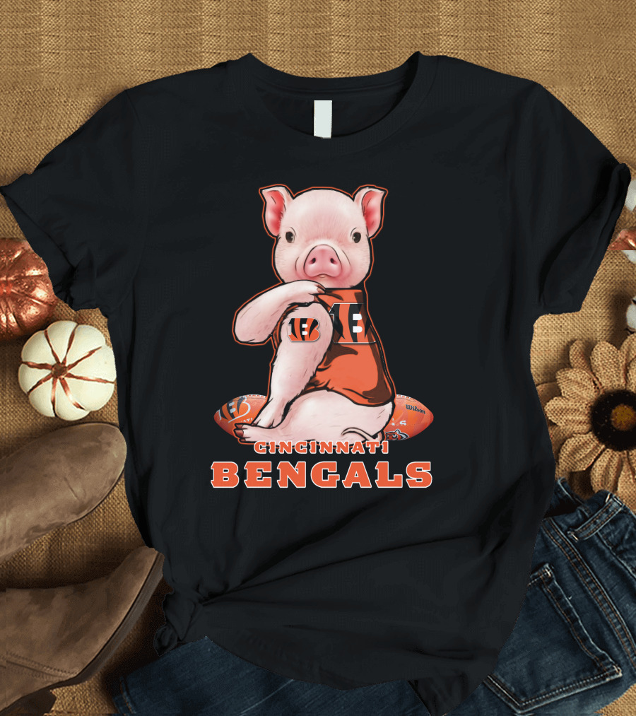 CINCINNATI BENGALS Pig Holding Football T-Shirt