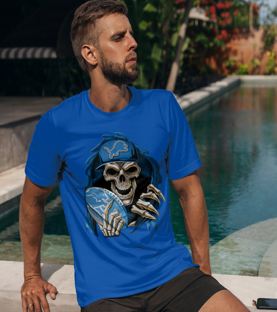Skullbong Detroit Lions Skeleton Holding Football In Detroit Lions Cap T-Shirt
