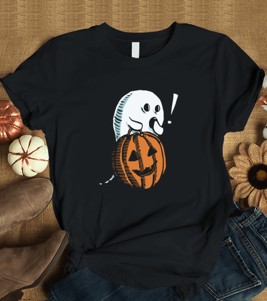 Friendly Ghost Surprised by Smiling Jack-O'-Lantern Pumpkin T-Shirt