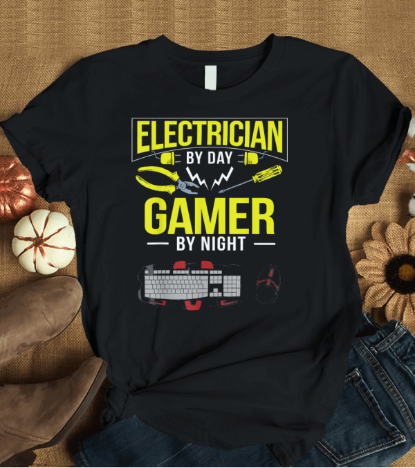 T-Shirt: Electrician By Day Gamer By Night Funny Computer T-Shirt Electrician By Day Gamer By Night Funny Computer T-Shirt