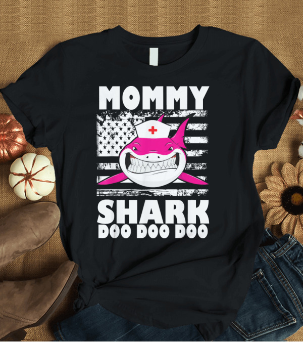 T-Shirt: MOMMY Shark Nurse American Flag Doo Doo Doo T-Shirt MOMMY Shark Nurse American Flag Doo Doo Doo T-Shirt