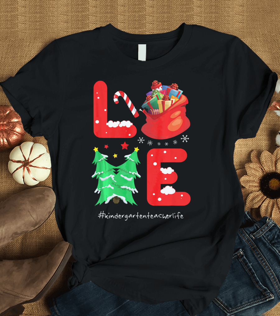 Love Christmas Kindergarten Teacher Life T-Shirt