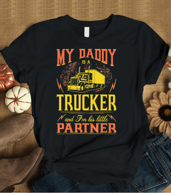 T-Shirt: MY DADDY IS A TRUCKER AND I'M HIS LITTLE PARTNER T-Shirt MY DADDY IS A TRUCKER AND I'M HIS LITTLE PARTNER T-Shirt