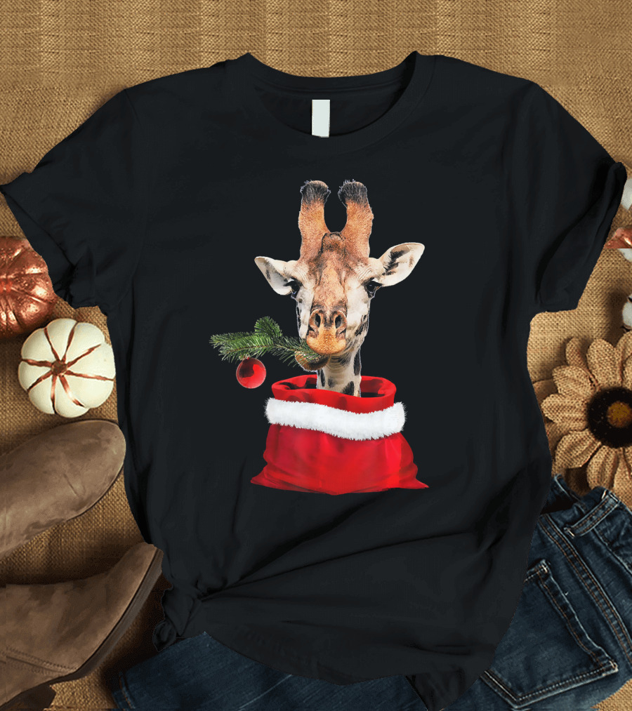Funny Christmas Giraffe Santa Hat Perfect Chrismas T-Shirt