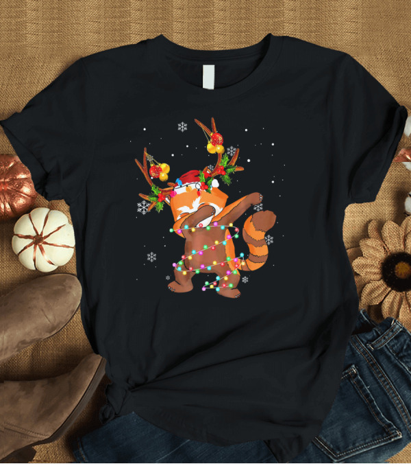 T-Shirt: Dabbing Red Panda with Christmas Lights and Antlers T-Shirt Dabbing Red Panda with Christmas Lights and Antlers T-Shirt