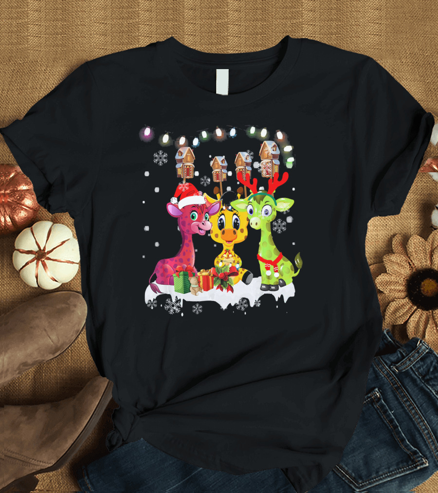 Giraffe Xmas Christmas Light Costume Fun with Santa Hat and Reindeer Antlers Amidst Snow and Gifts T-Shirt