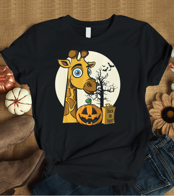 T-Shirt: Giraffe Trick or Treat Halloween Pumpkin and Bats Scene T-Shirt Giraffe Trick or Treat Halloween Pumpkin and Bats Scene T-Shirt