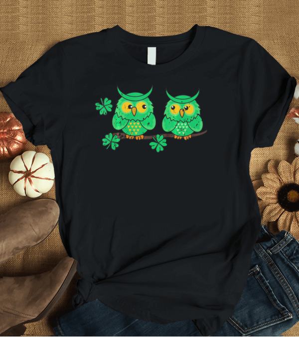 T-Shirt: Retro Vintage Grunge St Patricks Day Owl with Shamrocks T-Shirt Retro Vintage Grunge St Patricks Day Owl with Shamrocks T-Shirt