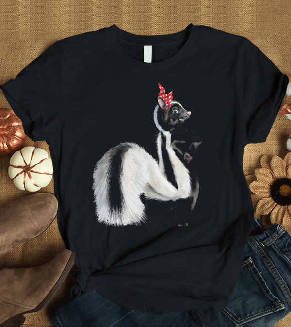 T-Shirt: Funny Skunk Mom with Red Bandana Mothers T-Shirt Funny Skunk Mom with Red Bandana Mothers T-Shirt