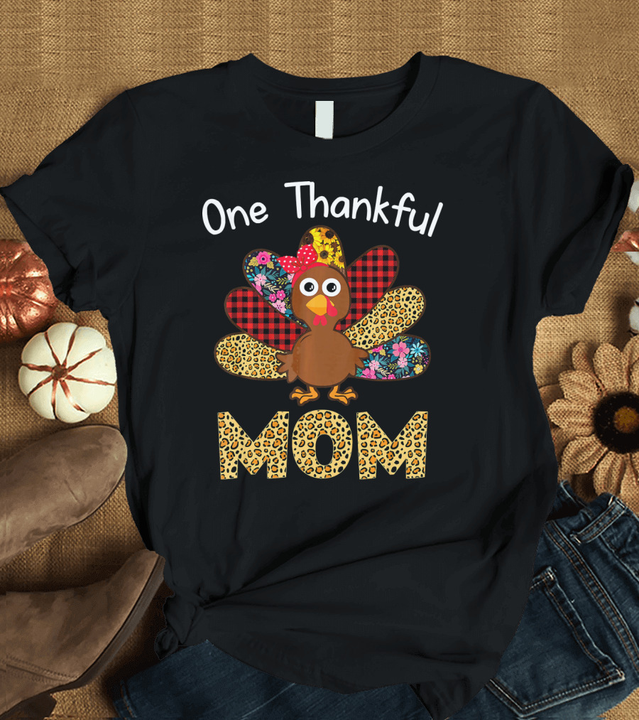 One Thankful Mom Turkey with Patchwork Feathers Thanksgiving Mat T-Shirt
