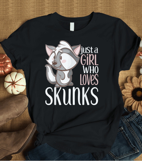 T-Shirt: Just a Girl Who Loves Skunks Cute Skunk Character Styling T-Shirt Just a Girl Who Loves Skunks Cute Skunk Character Styling T-Shirt