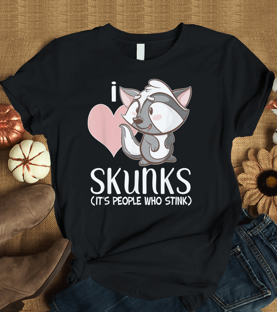 I Love Skunks (It's People Who Stink) Cute Cartoon Skunk with Pink Heart T-Shirt