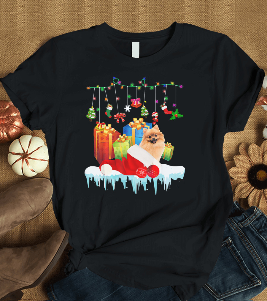 Funny Pomeranian Santa Hat Christmas Lights and Gifts T-Shirt