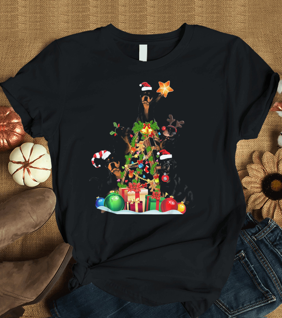 Dog Lover Christmas Rottweiler Tree with Santa Hats and Holiday Gifts T-Shirt