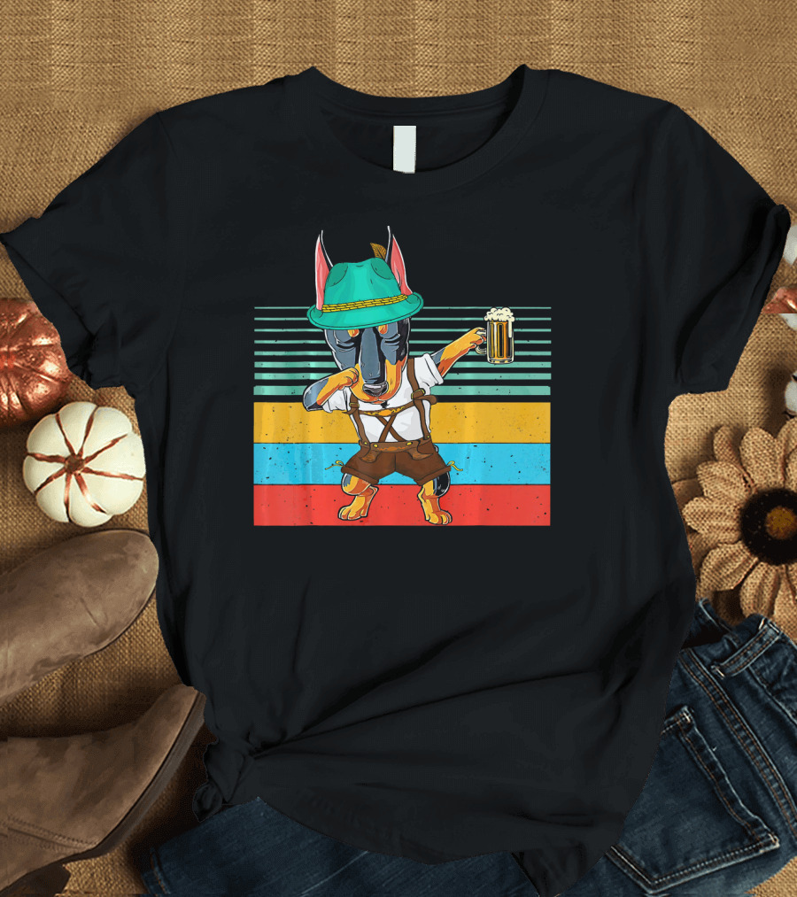 Vintag Dabbing Doberman Oktoberfest Dog Holding Beer Mug Retro Stripes T-Shirt