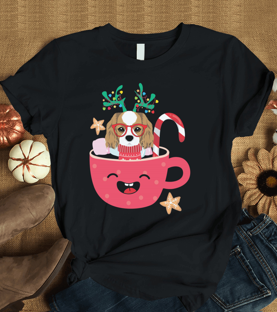 Swea Christmas Cavalier King Charl Reindeer Antlers Candy Cane Red Cup Gingerbread Cookies T-Shirt