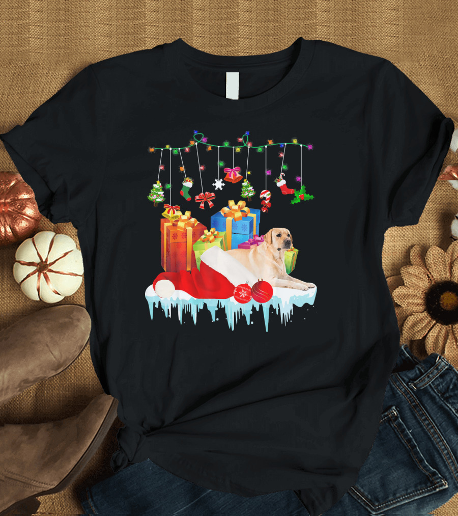 Labrador Retriever Santa Hat Christmas Presents and Holiday Decorations T-Shirt