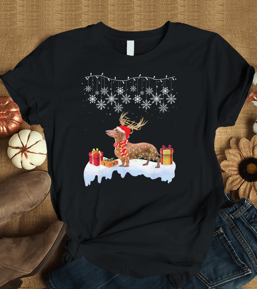 Cute Dachshund Dog with Santa Hat Snowflakes and Christmas Gifts T-Shirt