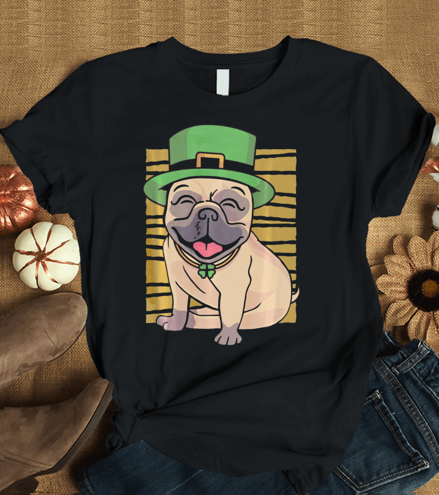 Funny St. Patrick's Day Pug in Green Leprechaun Hat with Shamrock Necklace T-Shirt