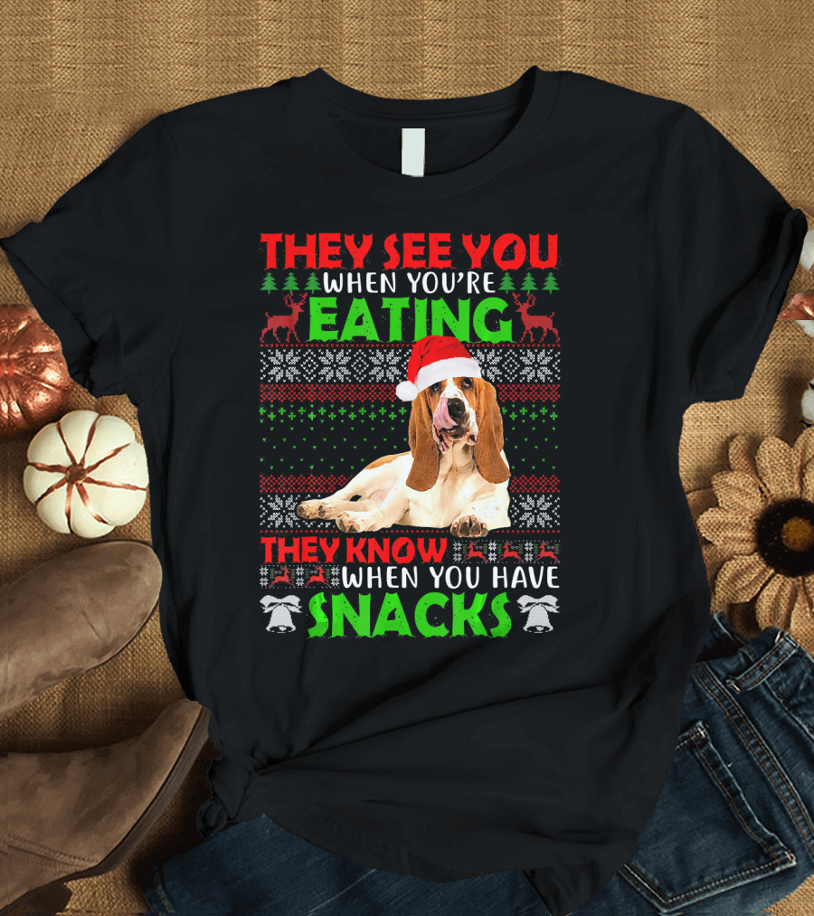 THEY SEE YOU WHEN YOU'RE EATING THEY KNOW WHEN YOU HAVE SNACKS Basset Hound Santa Hat Ugly T-Shirt