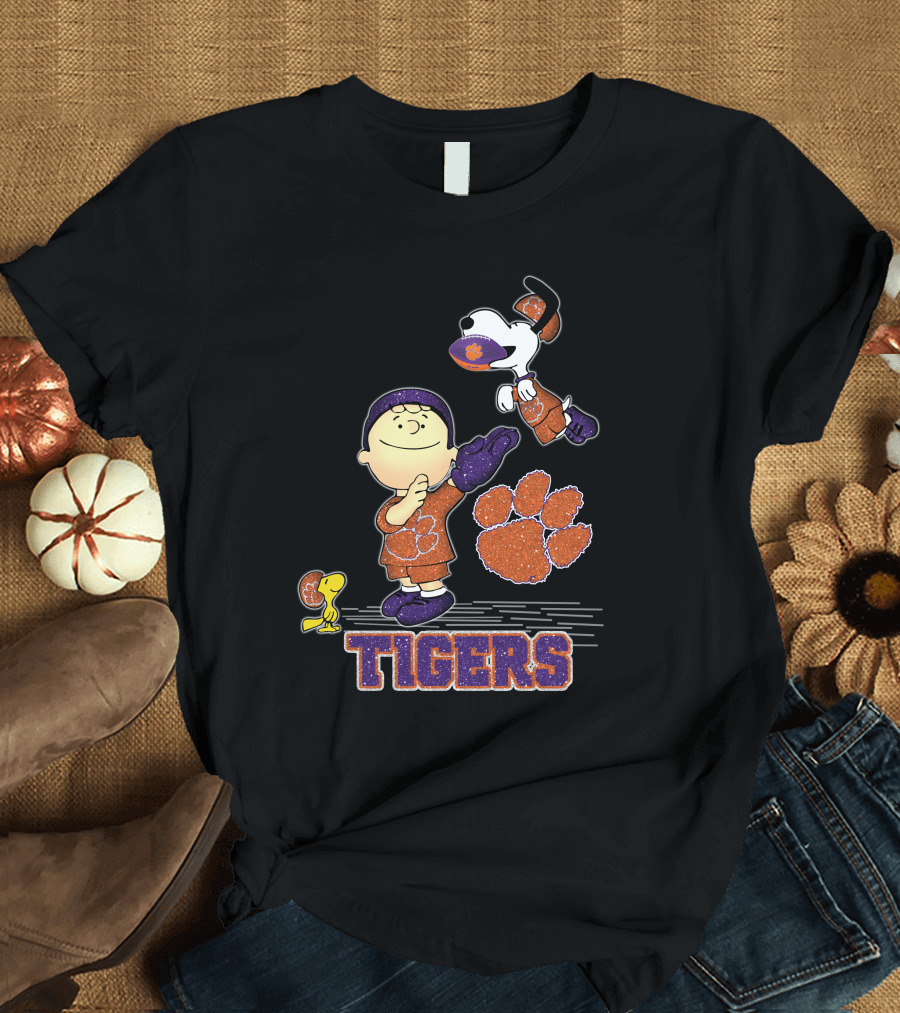 Snoopy Clemson Tigers Peanuts Football T-Shirt
