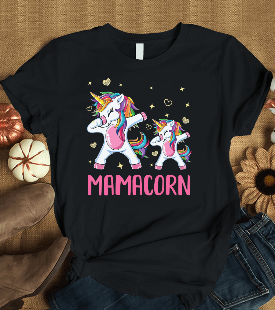 Mamacorn Unicorn Costume Mom with Dabbing Unicorns and Rainbow Hearts T-Shirt