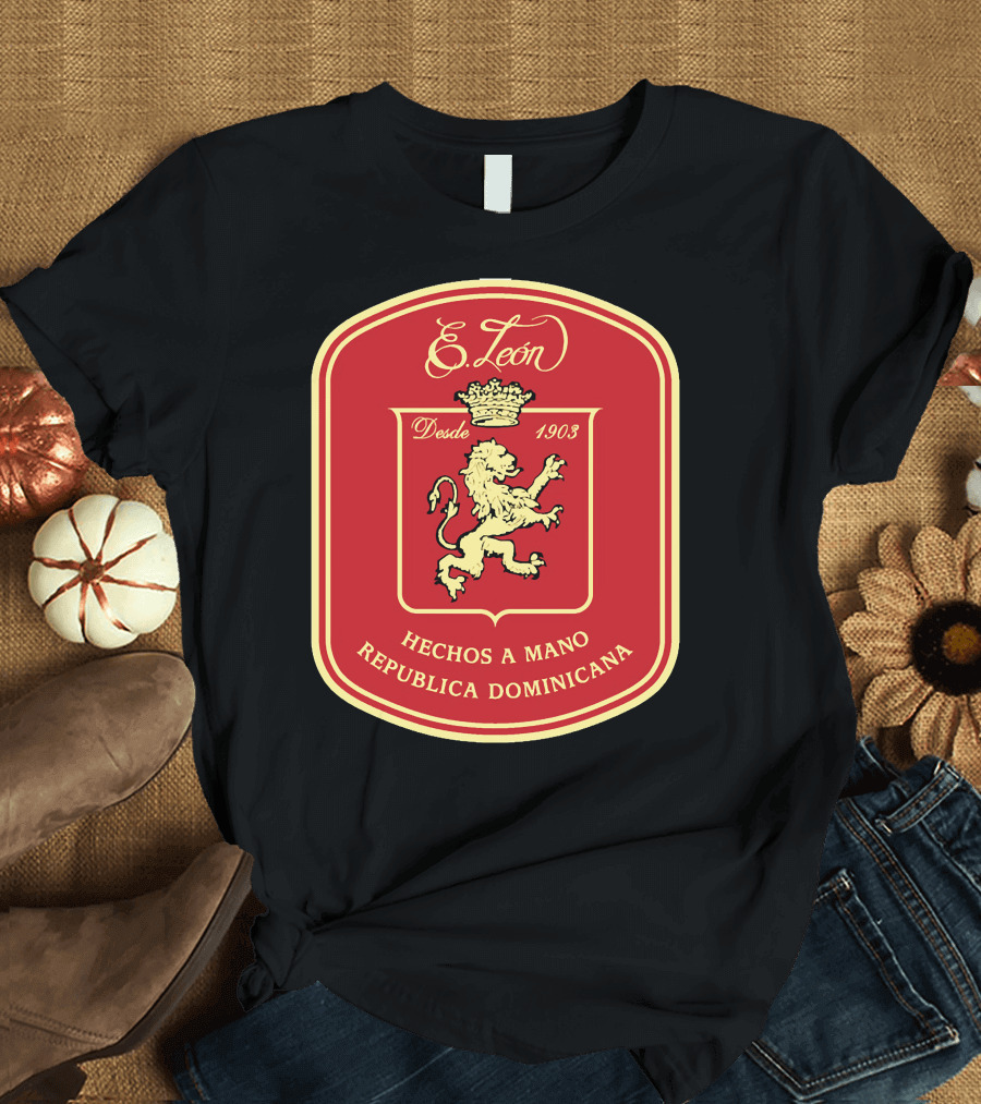 E León Desde 1903 Hechos a Mano República Dominicana T-Shirt