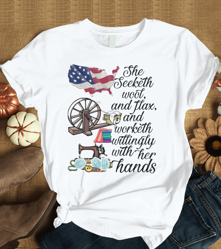 She Seeketh Wool Flax Worketh Willingly with Her Hands American Flag Spinning Wheel Sewing Machine Masks T-Shirt