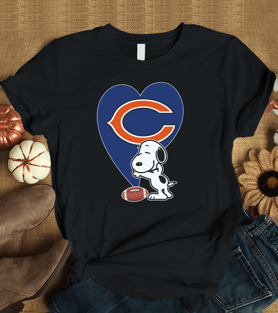 Chicago Bears Snoopy Hug Heart Football T-Shirt