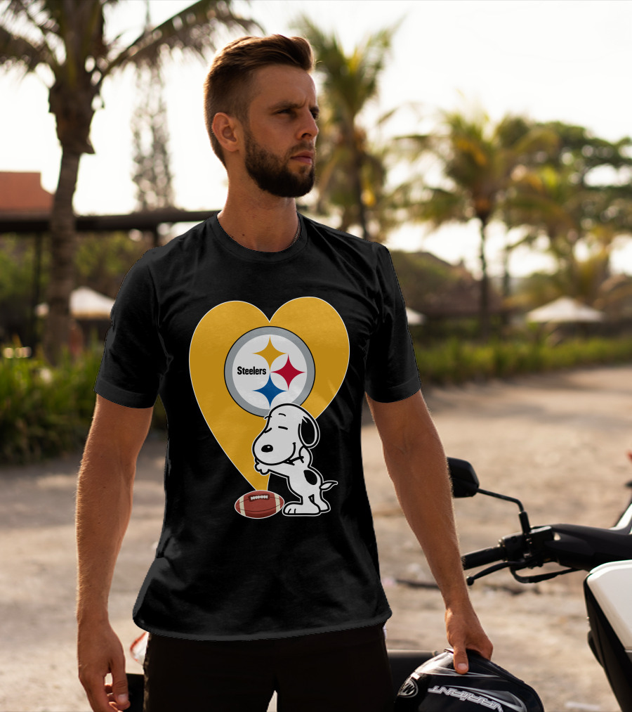 Pittsburgh Steelers Snoopy Hug Heart Football T-Shirt