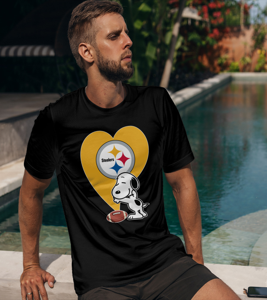 Pittsburgh Steelers Snoopy Hug Heart Football T-Shirt