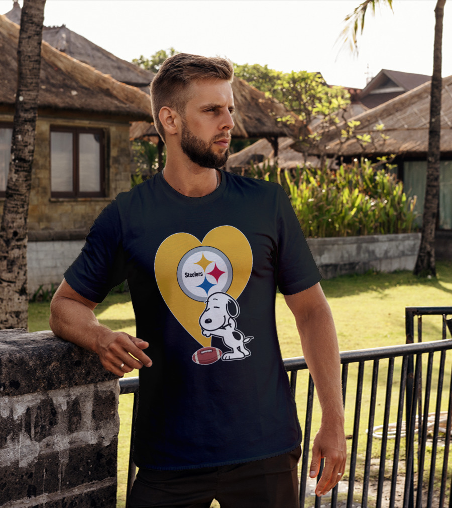Pittsburgh Steelers Snoopy Hug Heart Football T-Shirt