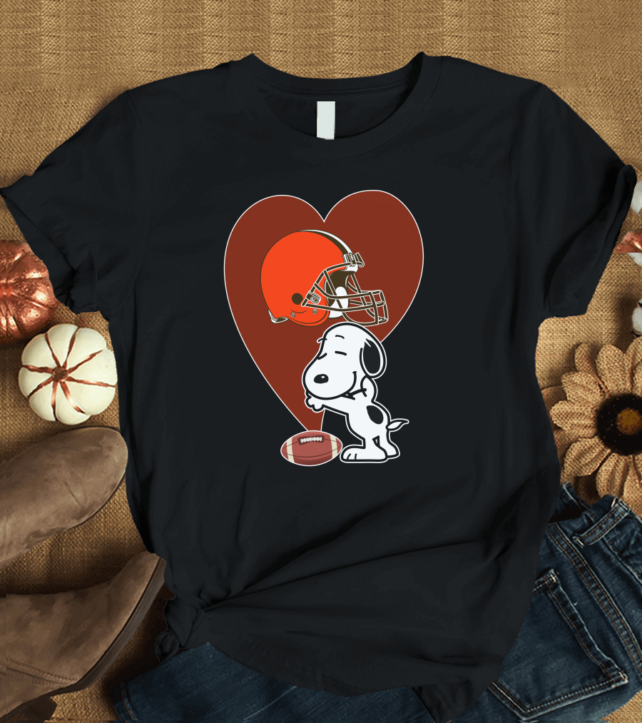 Cleveland Browns Snoopy Heart Football Helmet Hug T-Shirt