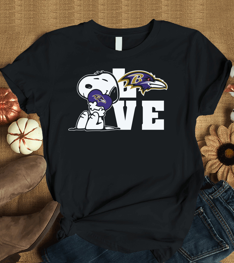 Snoopy Holding Baltimore Ravens Heart Love Ravens T-Shirt
