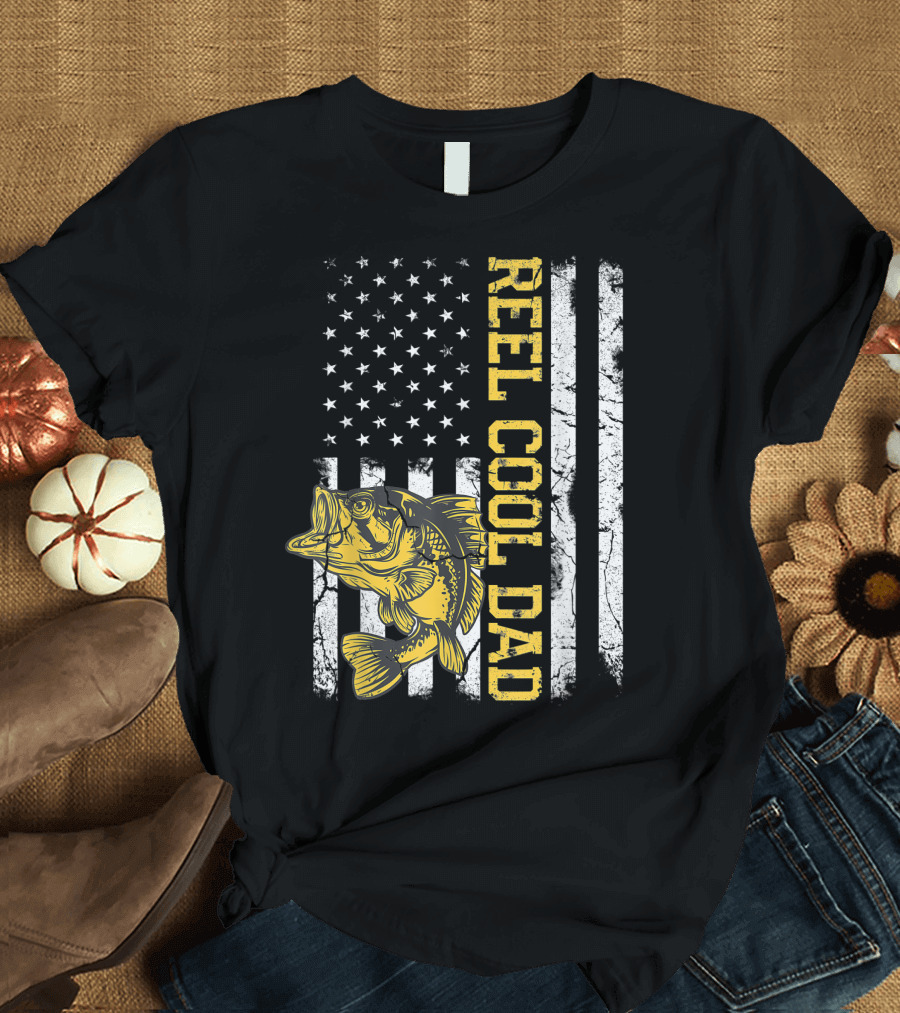 Reel Cool Dad Fishing Father's Day American Flag Bass Fish T-Shirt