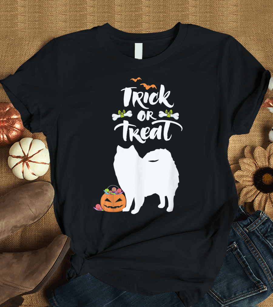 Trick Or Treat American Eskimo Dog Halloween Pumpkin Candy Bats Bones T-Shirt