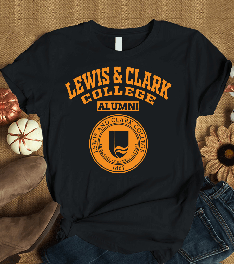 LEWIS and CLARK COLLEGE ALUMNI 1867 EXPLOARE DISCERE SOCIARE T-Shirt