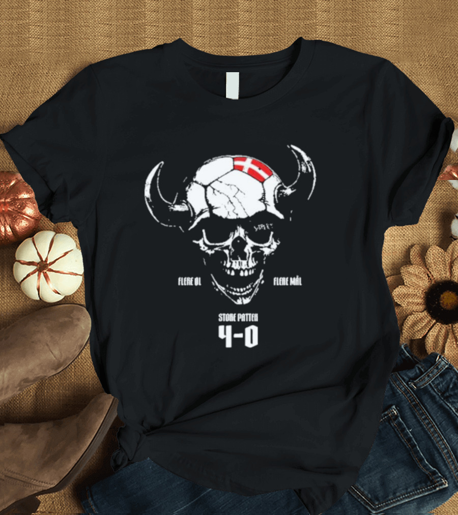 Flere Øl Flere Mål Store Patten 4-0 Skull with Horns and Denmark Flag Suspekt Tour T-Shirt
