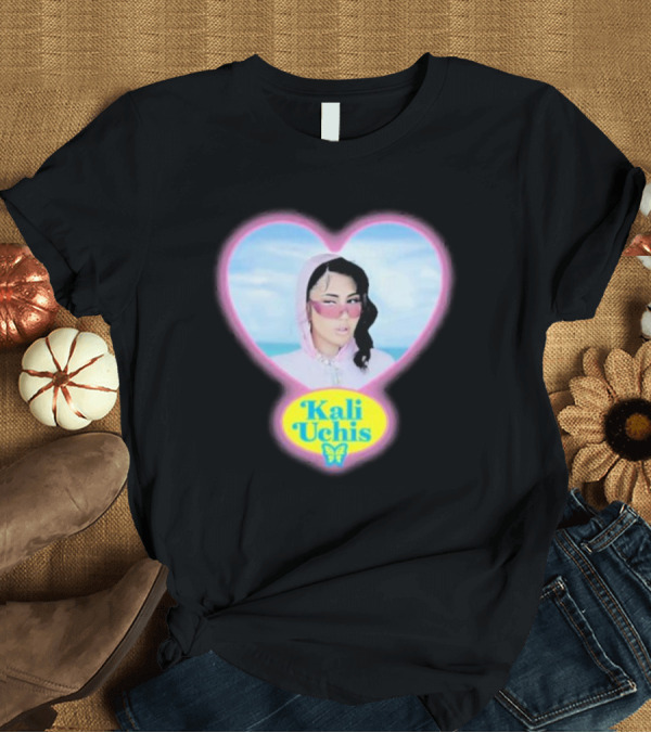 T-Shirt: Kali Uchis Pastel Heart Portrait Butterfly T-Shirt Kali Uchis Pastel Heart Portrait Butterfly T-Shirt