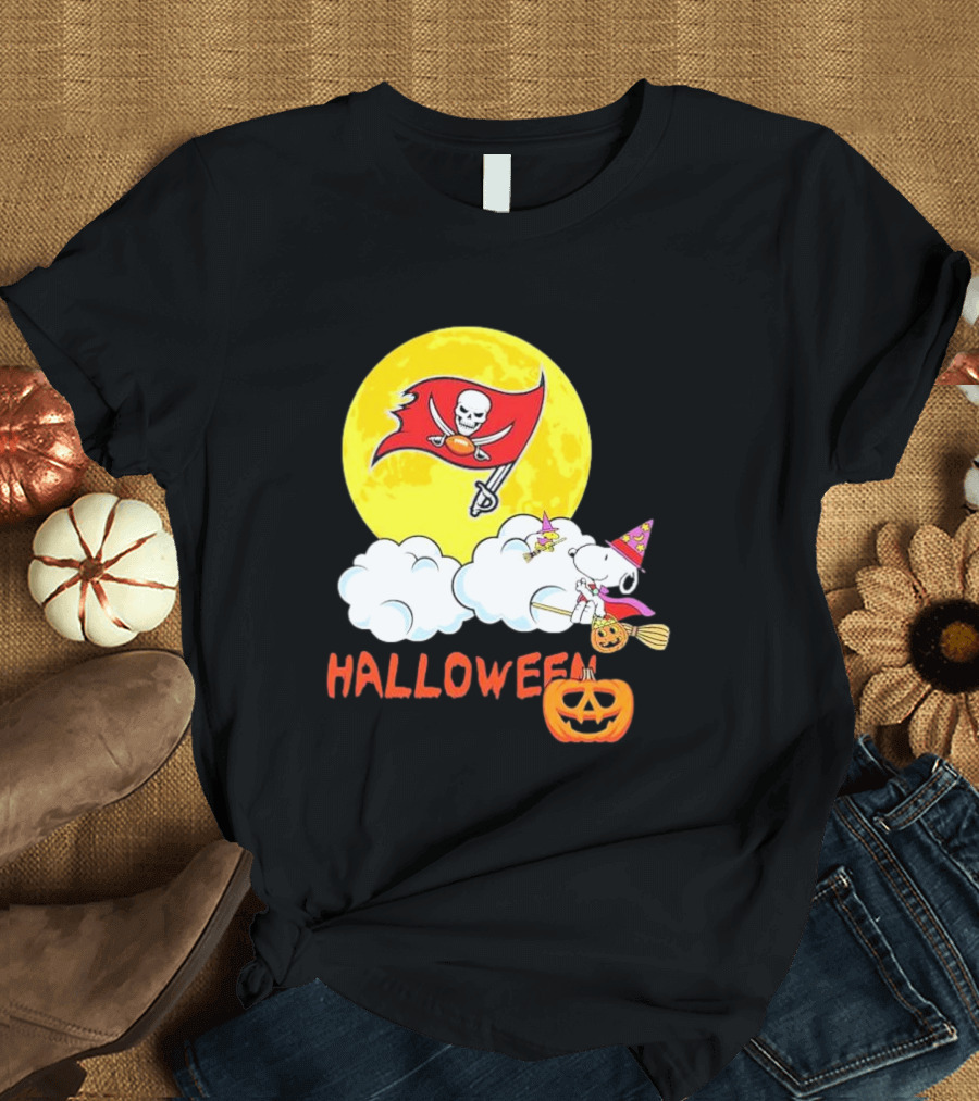 Snoopy Tampa Bay Buccaneers NFL Halloween 2024 Peanuts Moon Jack-O'-Lantern T-Shirt