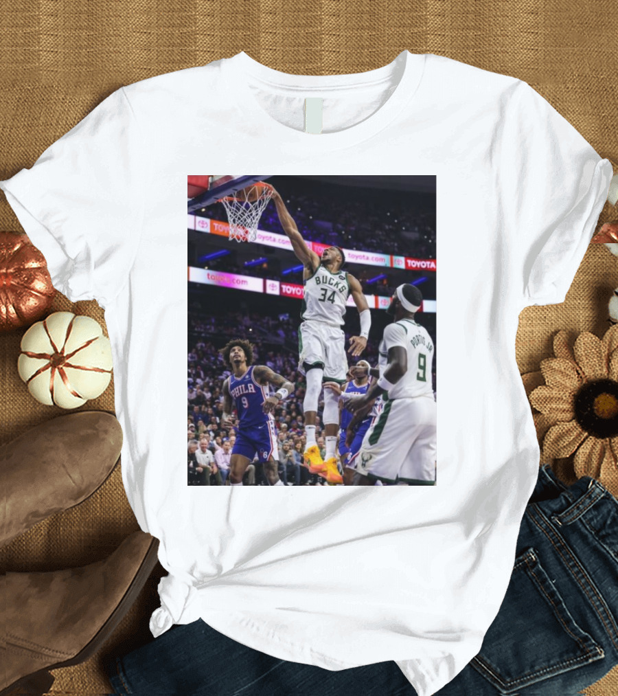Giannis Antetokounmpo Dunk Action Milwaukee Bucks NBA Basketball Showtime T-Shirt
