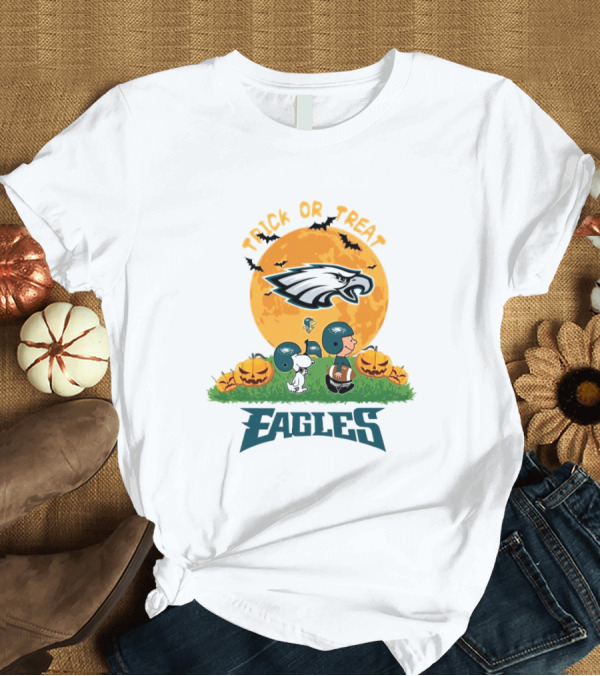 T-Shirt: Charlie Brown Snoopy Woodstock Trick Or Treat Halloween Philadelphia Eagles NFL T-Shirt Charlie Brown Snoopy Woodstock Trick Or Treat Halloween Philadelphia Eagles NFL T-Shirt
