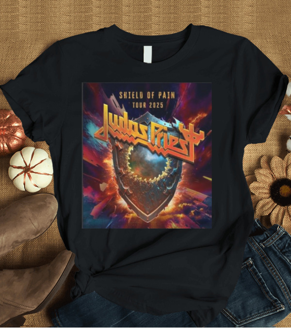 T-Shirt: Judas Priest Shield Of Pain Tour 2025 Epic Cosmic Shield和炎火背景 T-Shirt Judas Priest Shield Of Pain Tour 2025 Epic Cosmic Shield和炎火背景 T-Shirt