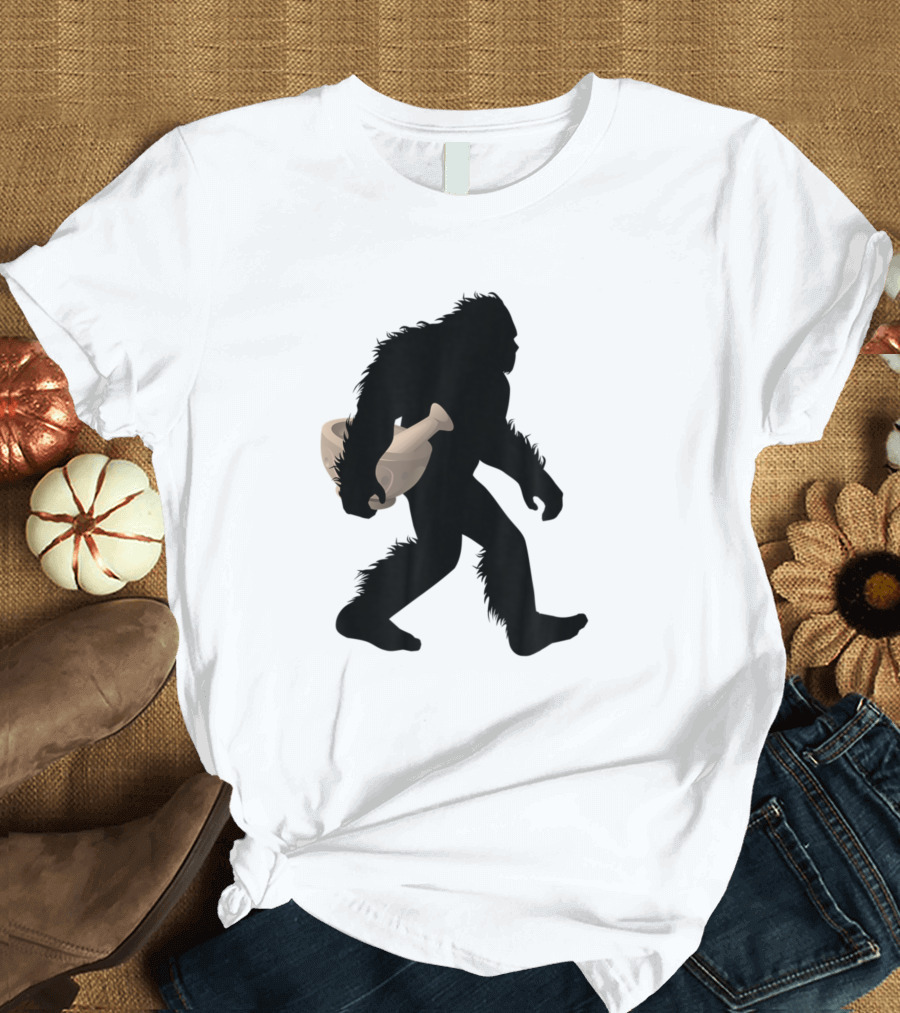 Bigfoot Wildcrafting Cryptid Foraging Sasquatch with Mortar and Pestle T-Shirt