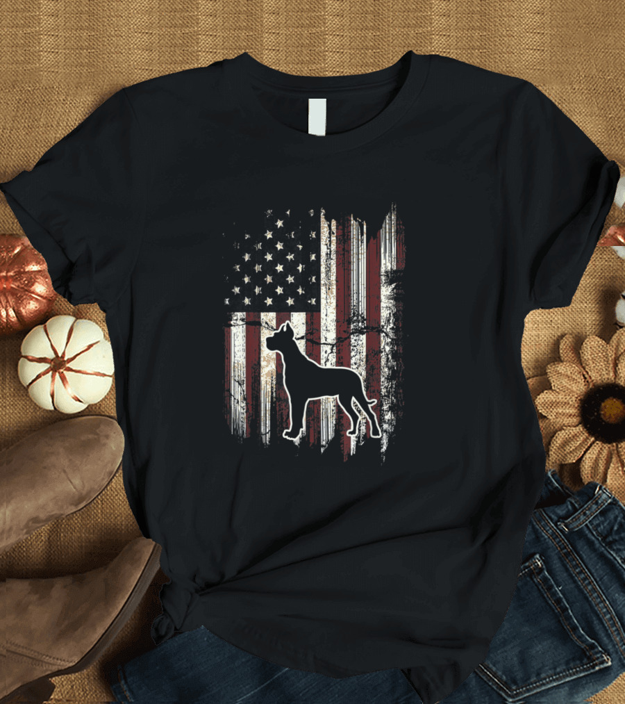 Great Dane Silhouette on Distressed American Flag Hintergrund T-Shirt