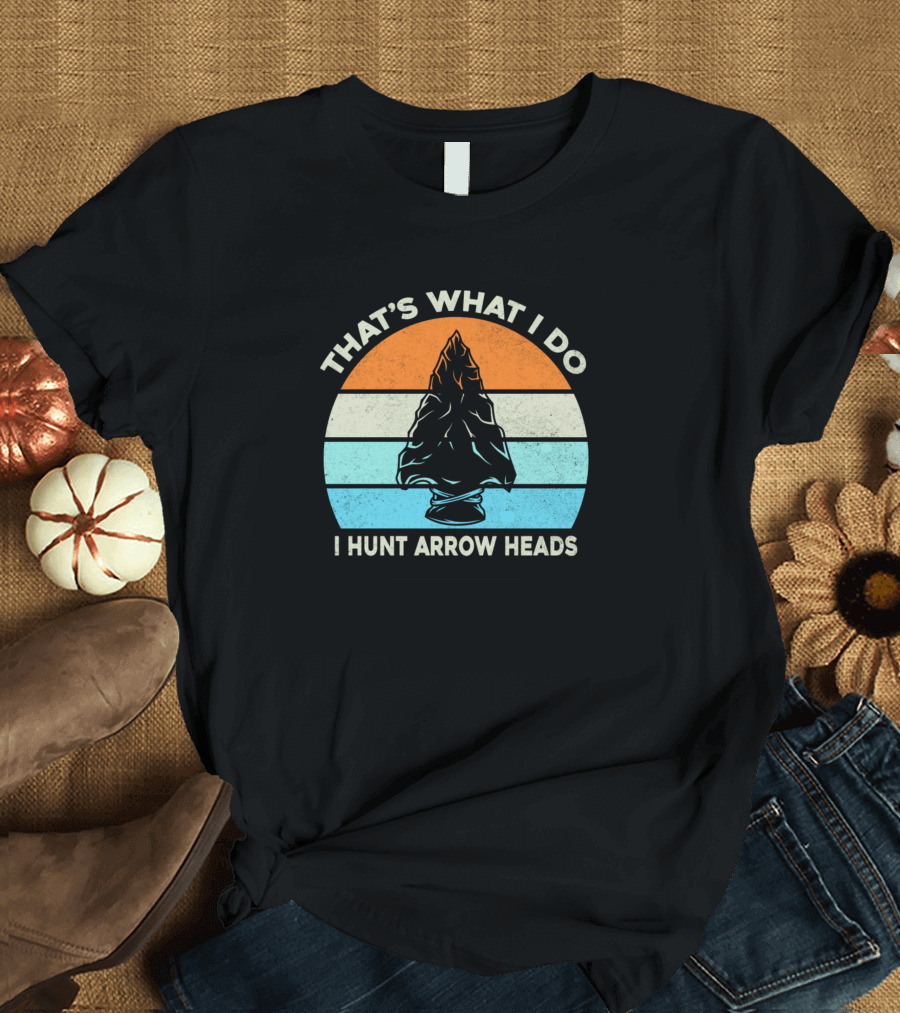 THAT'S WHAT I DO I HUNT ARROW HEADS Vintage Sunset Arrowhead Quarrying T-Shirt