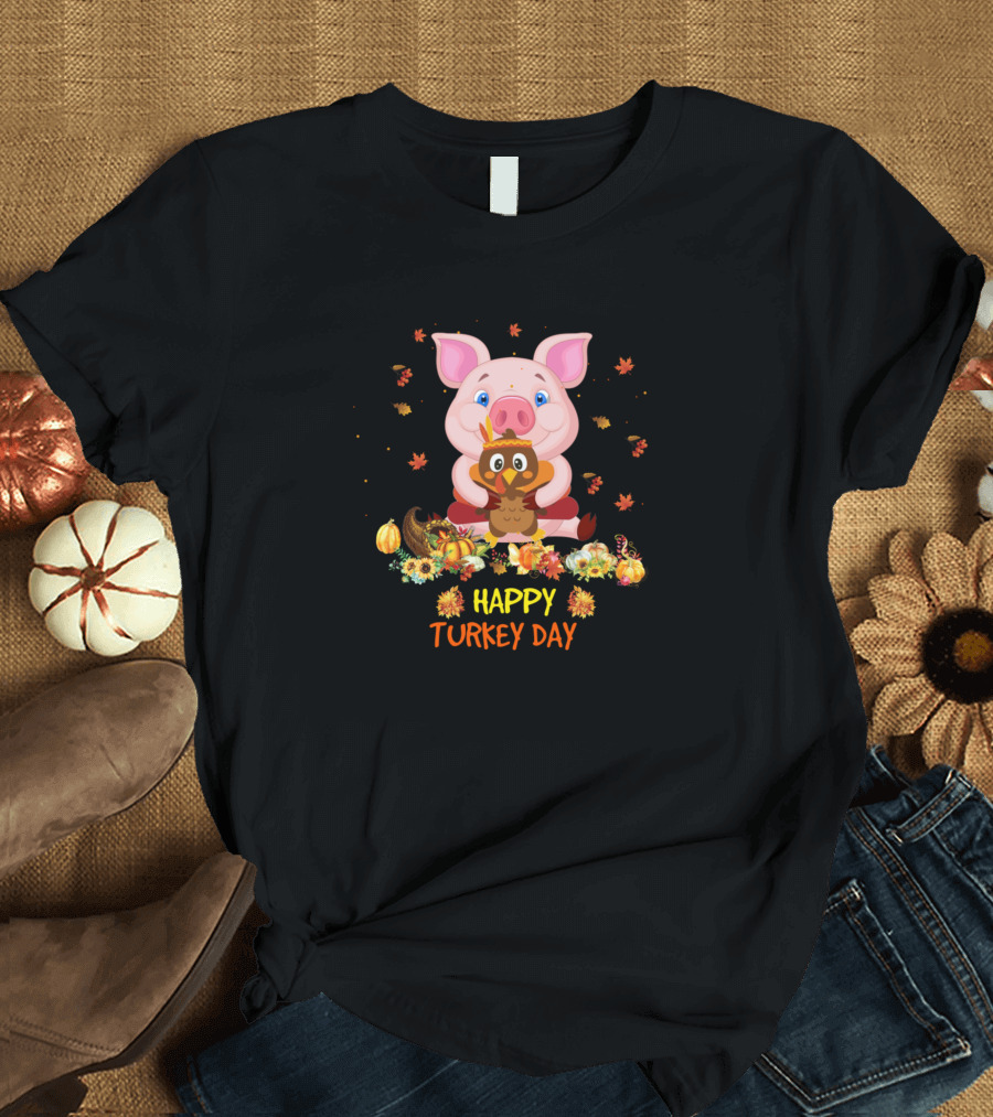 Happy Turkey Day Funny Thanksgiving Pig Hug Turkey T-Shirt