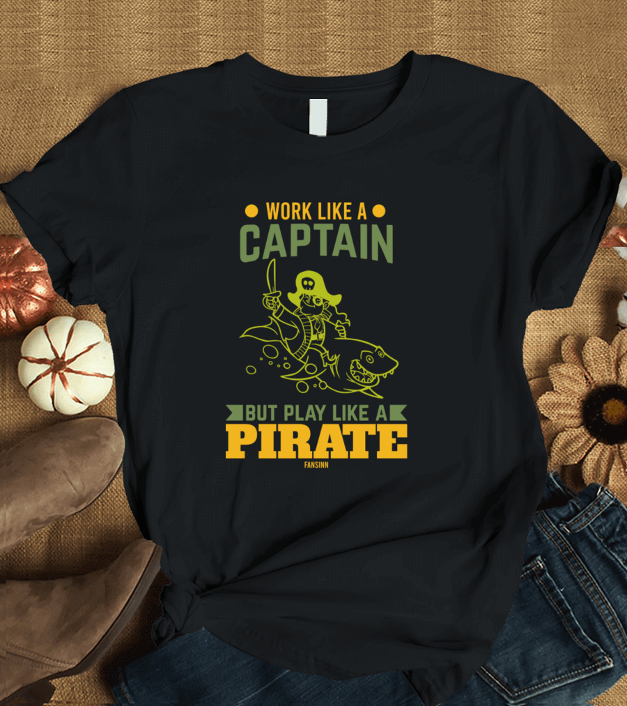 Work Like A Captain But Play Like A Pirate Fansinn T-Shirt